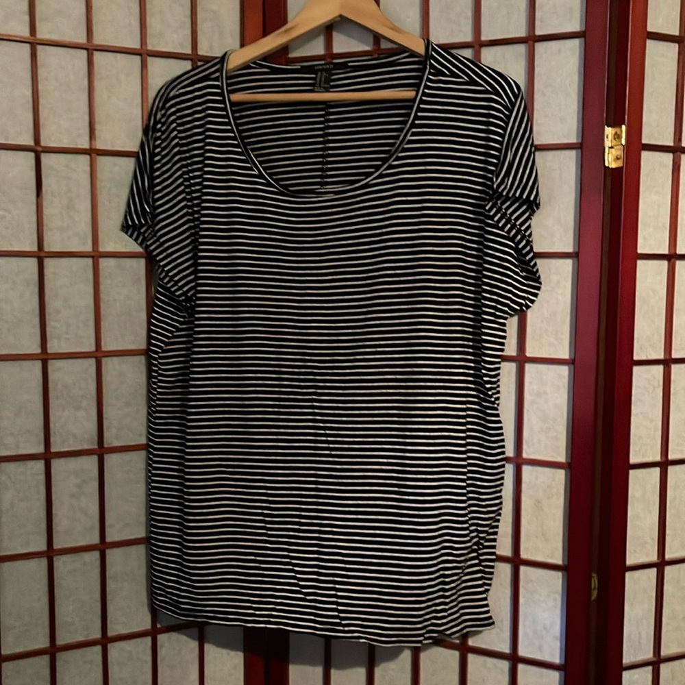 Forever 21 XL Women’s Black & White Stripe Short Sleeve Shirt!